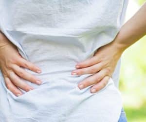 Rückenschmerzen: Die 3 häufigsten Fehler & 2 Tipps, die wirklich helfen